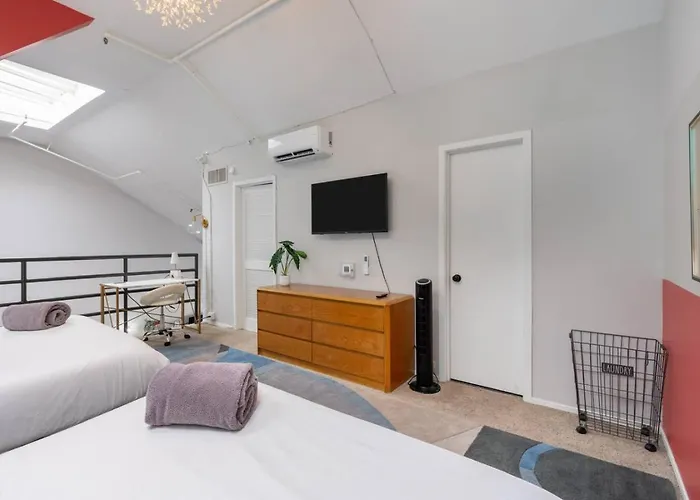 Spacious Downtown Penthouse Vintage, Gym & Balcony #3 *